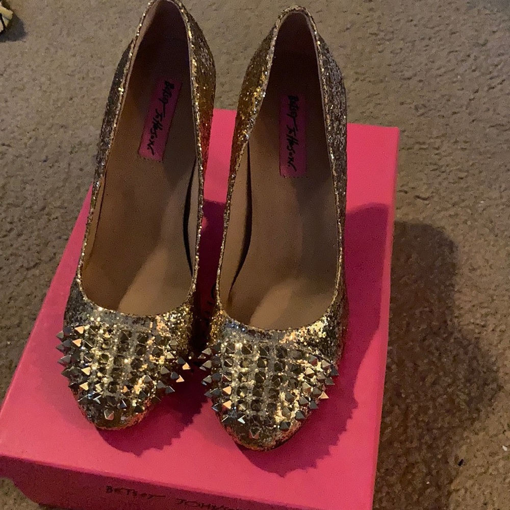 Betsy Johnson hold spike heel